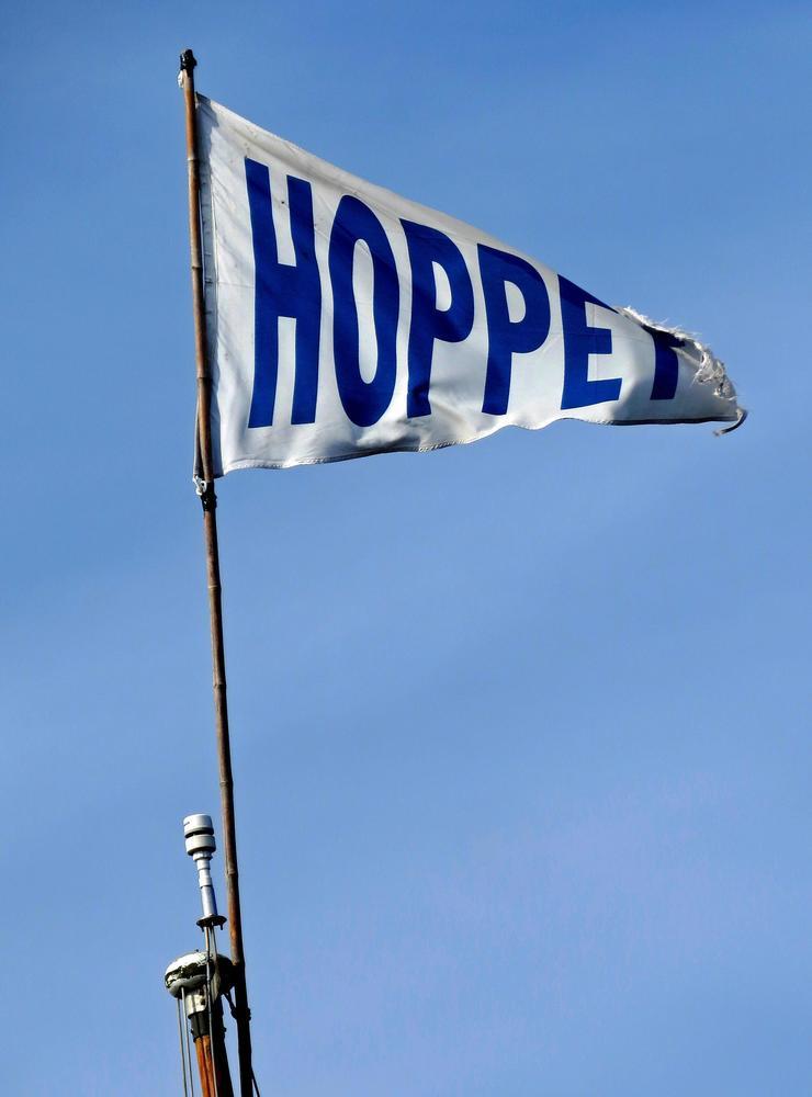 Toppvimpeln på jakten ”Hoppet”, ett bra namn för en båt som kryssar i vattnen kring Sandhammaren. 