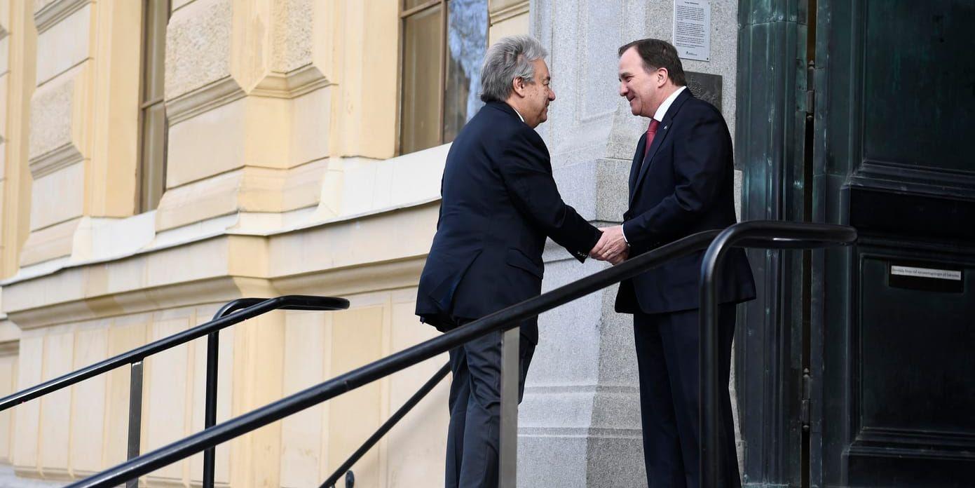 FN:s generalsekreterare António Guterres hälsar på statsminister Stefan Löfven utanför Kungliga biblioteket i Stockholm.