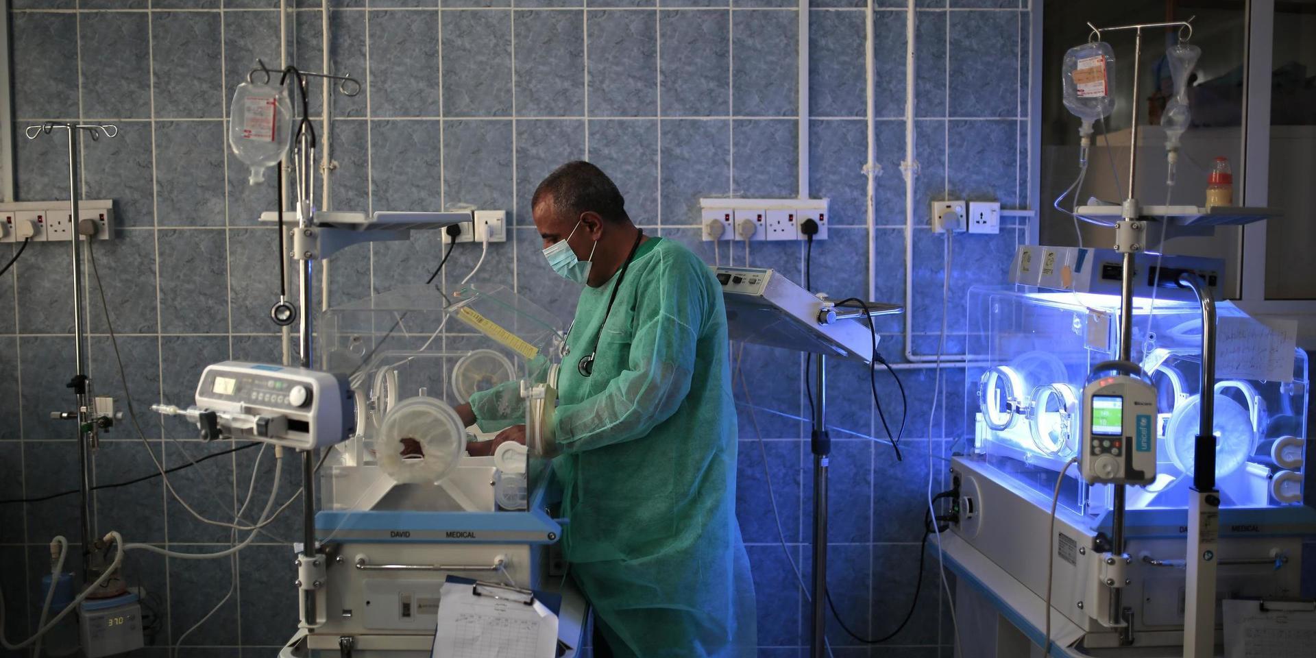 En läkare vårdar en undernärd bebis på ett sjukhus i Sanaa i Jemen i somras.