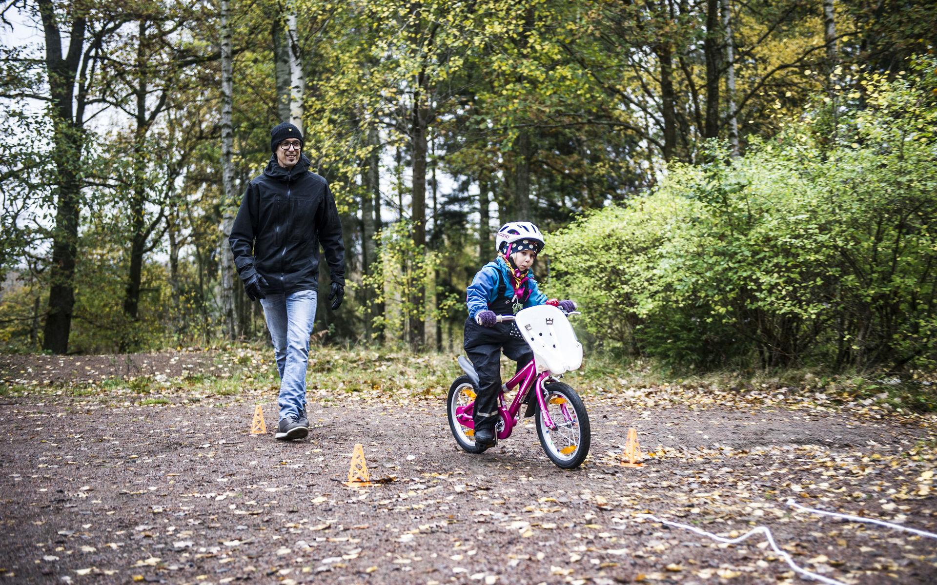 Henrik Eriksson, 37, har tillsammans med dottern Edith Ljungström, 5, tagit sig ut denna söndagsförmiddag för att cykla i skogen. 
