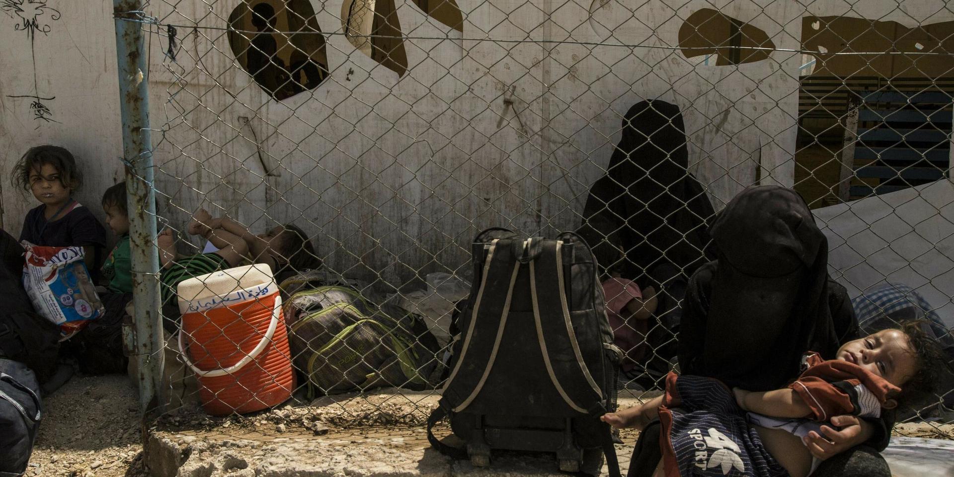 Kvinnor och barn till IS-jihadister i lägret al-Hol i Syrien. Arkivbild.