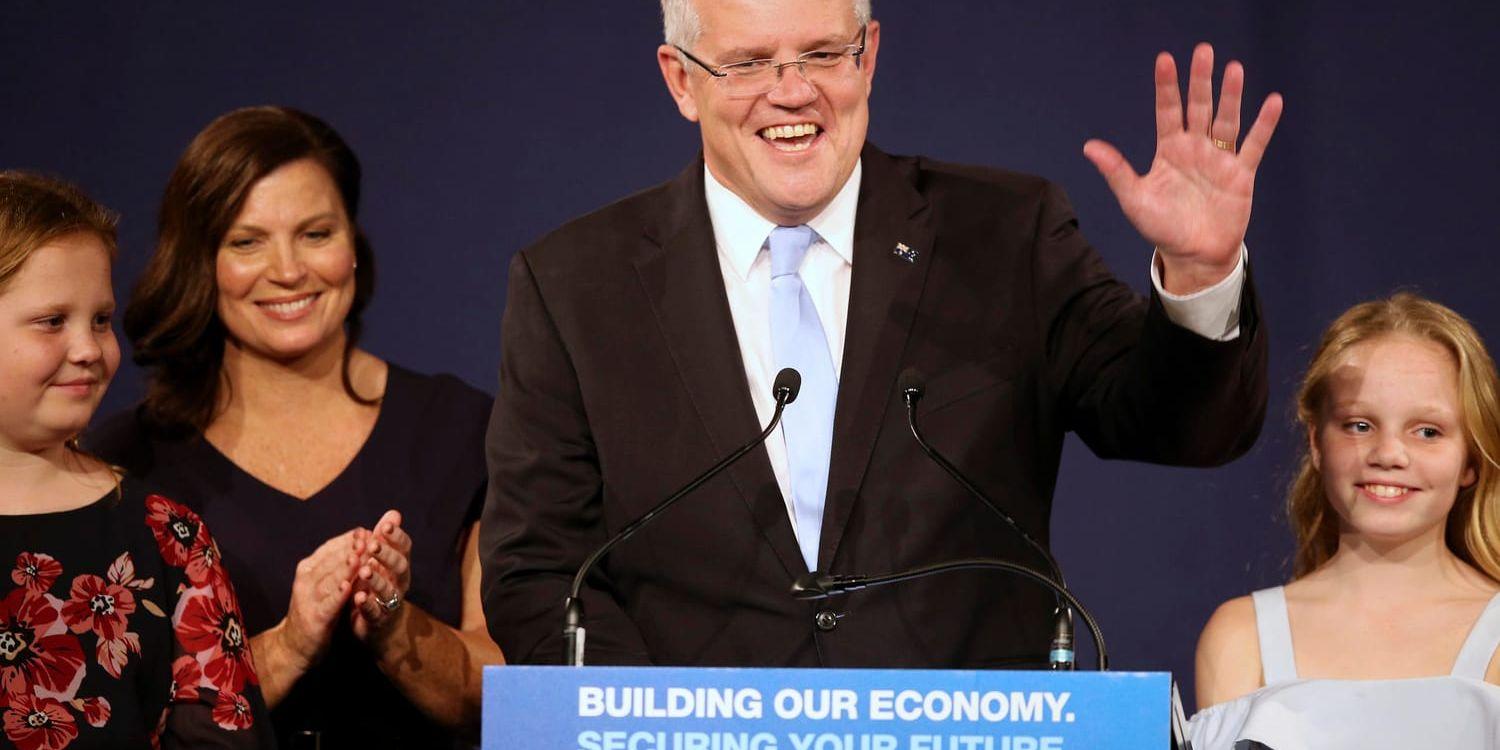 Australiens premiärminister Scott Morrison går mot en "mirakelseger". Här håller han vad som får betecknas som ett segrartal inför partikamrater, flankerad av sin fru och sina döttrar.