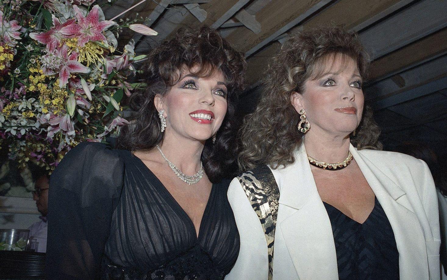 Jackie Collins, till höger, med sin syster skådespelaren Joan Collins 1988 i Hollywood.