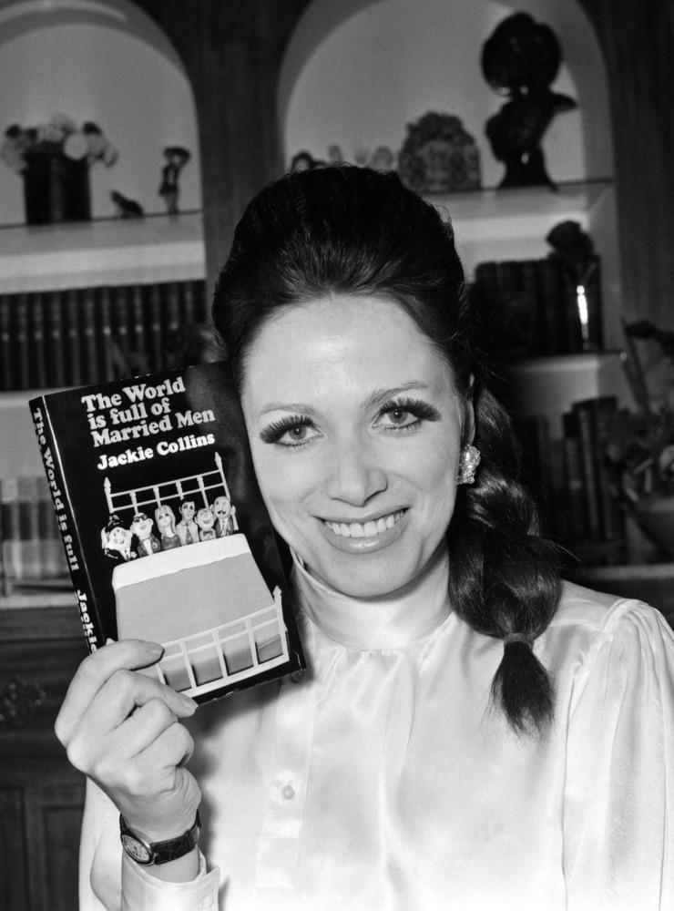 Jackie Collins håller i sin första bok ”The World Is Full Of Married Men” i sin lägenhet i London 1968. Författaren dog 2015 i bröstcancer, 77 år gammal.