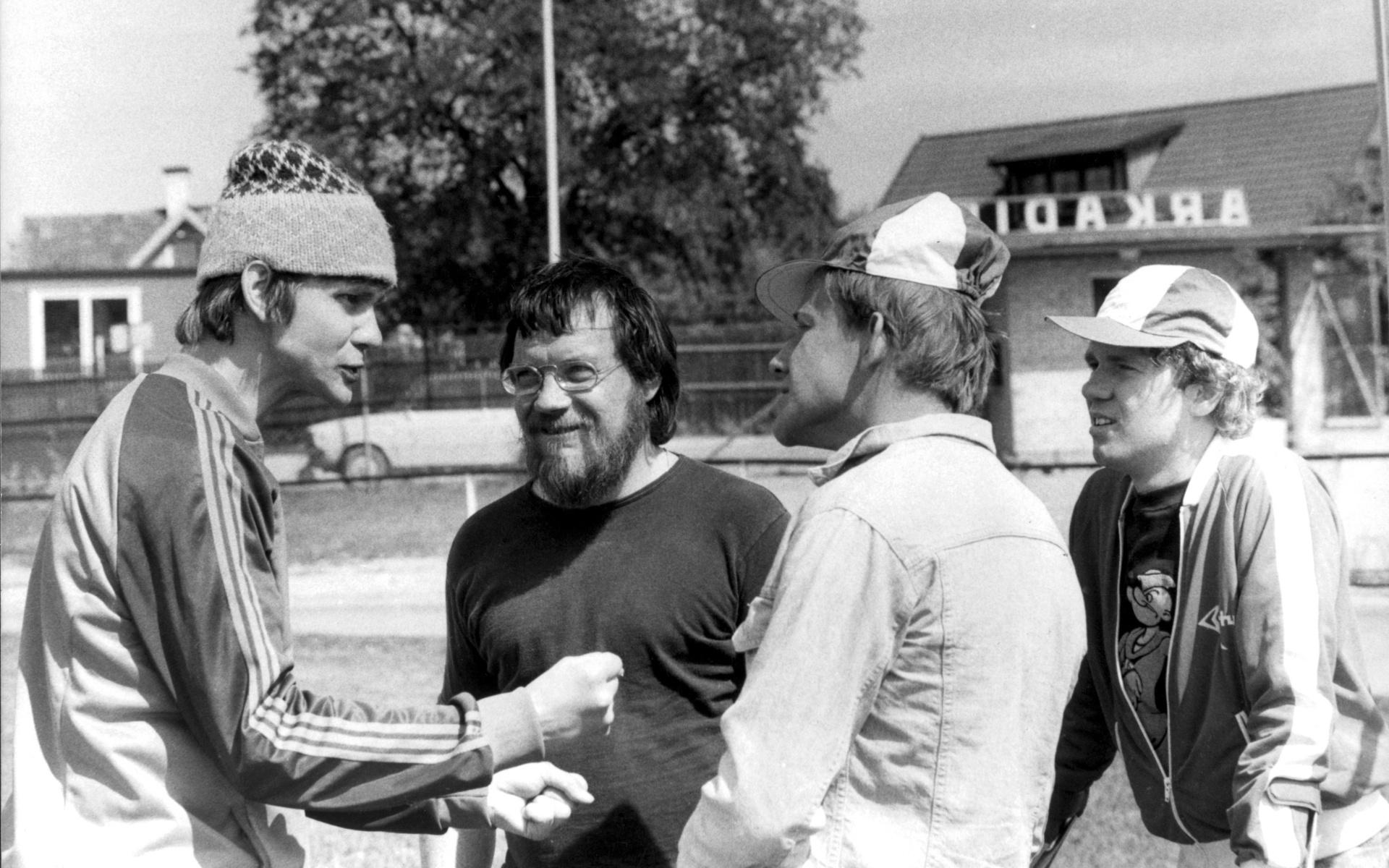 Arkivbild 1980. Regissören Lars Molin diskuterar med Asko Sarkola, Staffan Hallerstam och Tomas Norström som står i mitten med ryggen mot kameran.