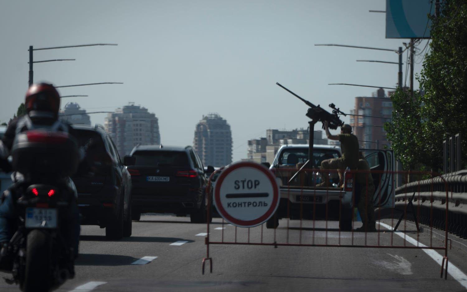 Ukrainska soldater som håller vakt mot luftangrepp i Kiev på måndagen.