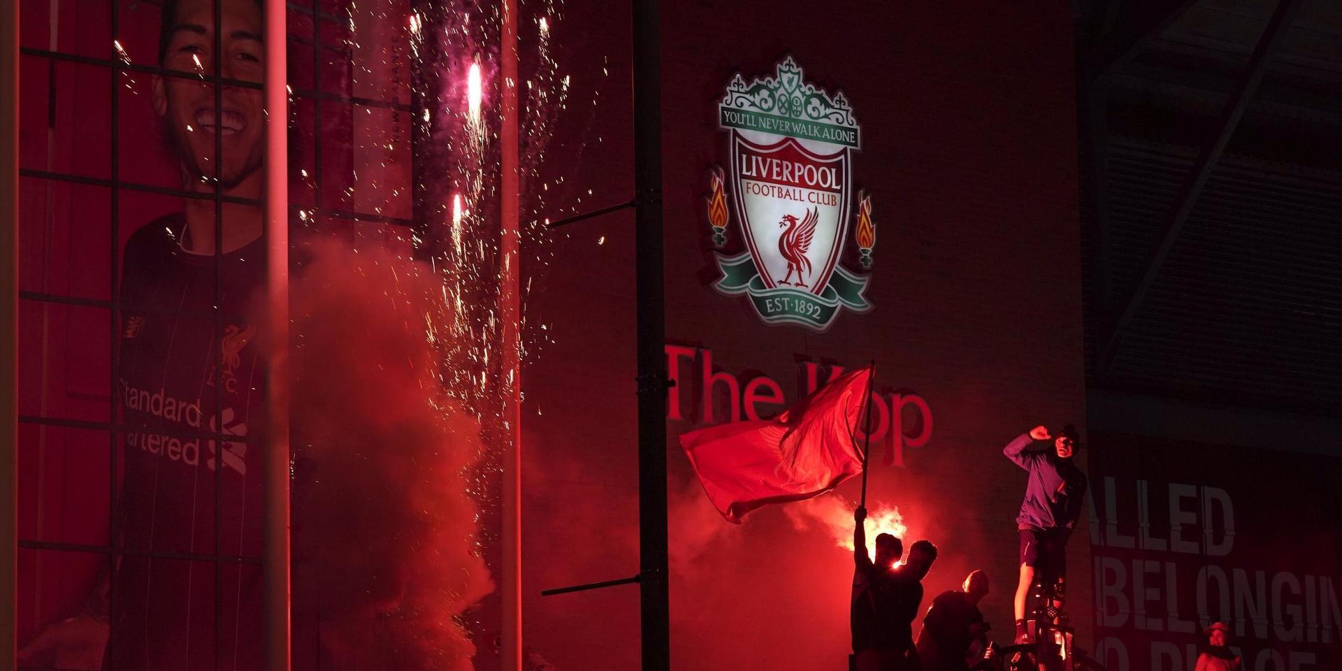 Liverpoolsupportrar utanför Anfield firar klubbens ligaguld under natten mot fredag. 