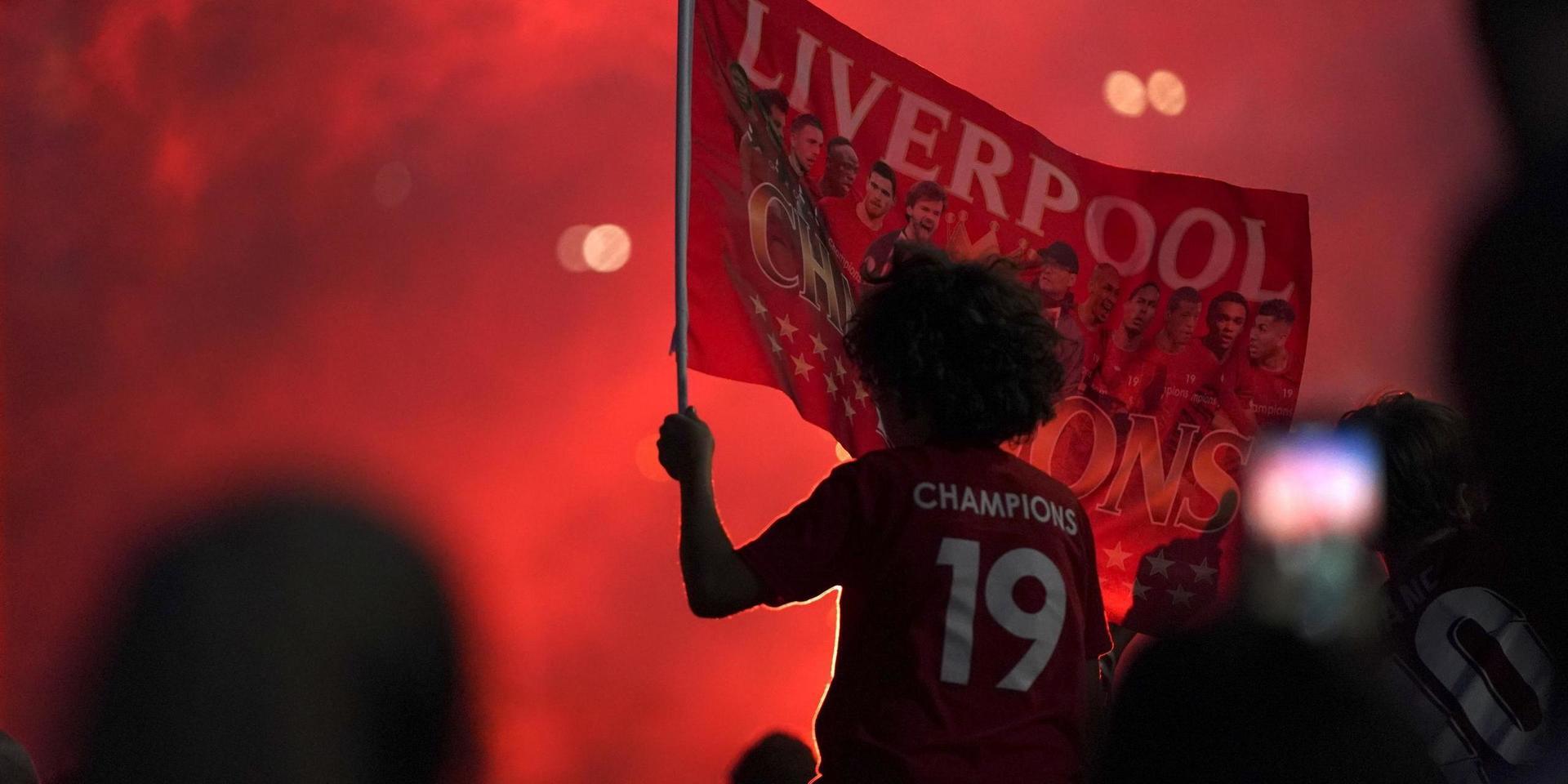 Liverpoolsupportrar utanför Anfield firar klubbens ligaguld under natten mot fredag. 