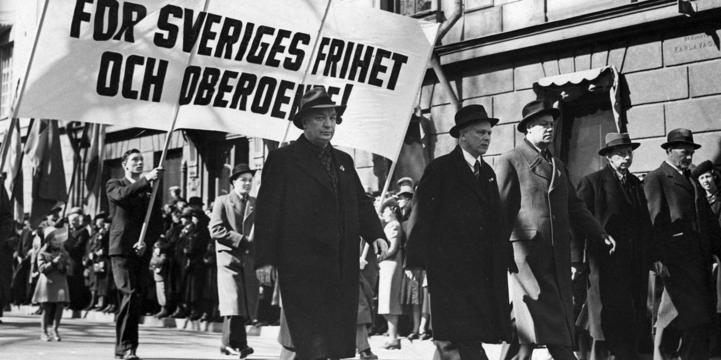 Sveriges statsminister, Per Albin Hansson, i spetsen för ett medborgartåg över partigränserna 1941. 