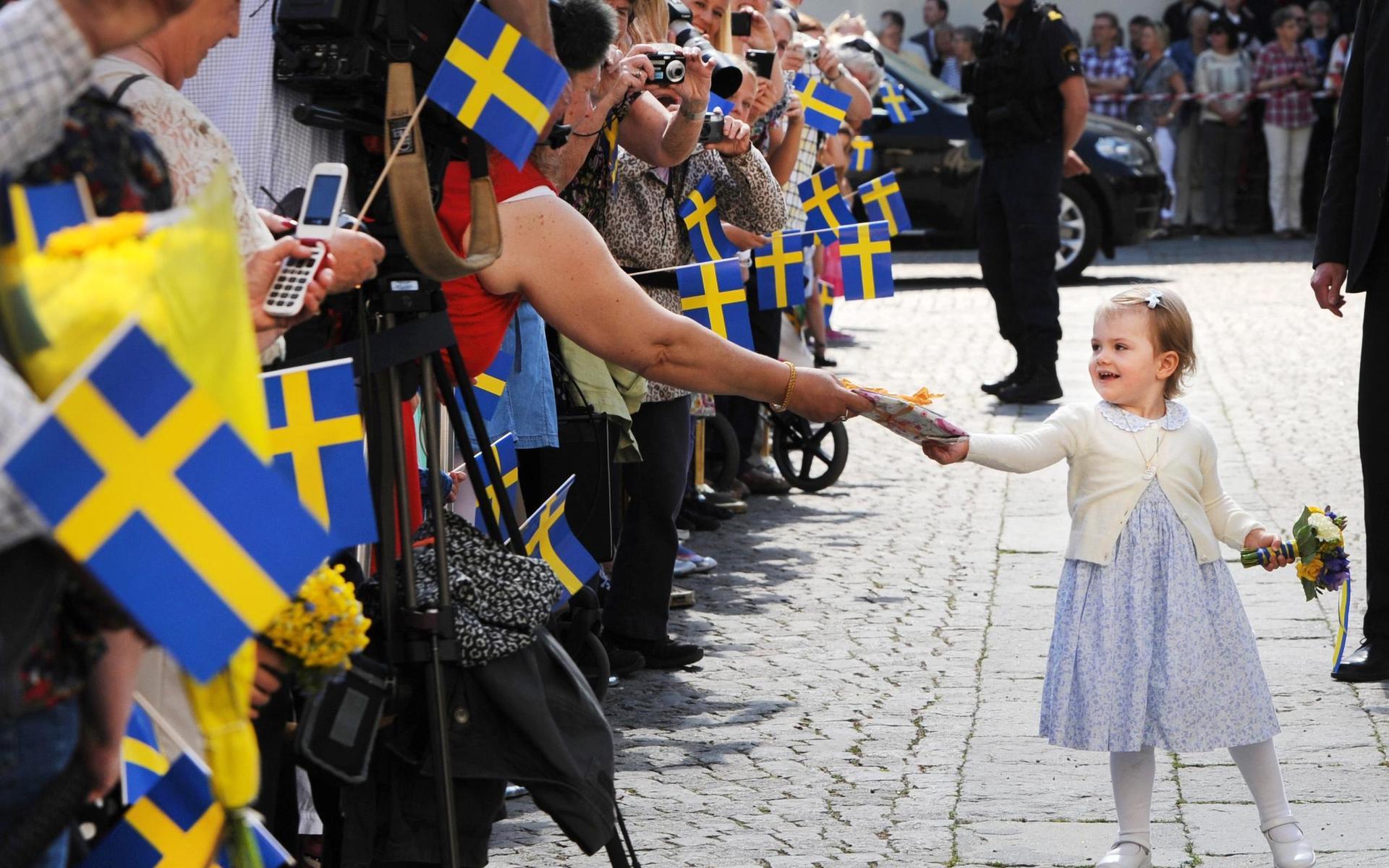 2014 tar en 2-årig prinsessa emot folkets jubel i sitt hertigdöme, Östergötland.