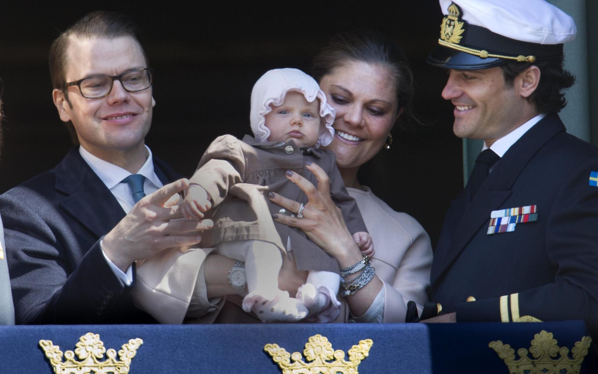 Prins Daniel och kronprinsessan Victoria visade upp prinsessan Estelle för första gången från balkongen på Stockholms slott när kung Carl XVI Gustaf tog emot folkets hyllningar på sin 66-årsdag på valborgsmässoafton 2012.