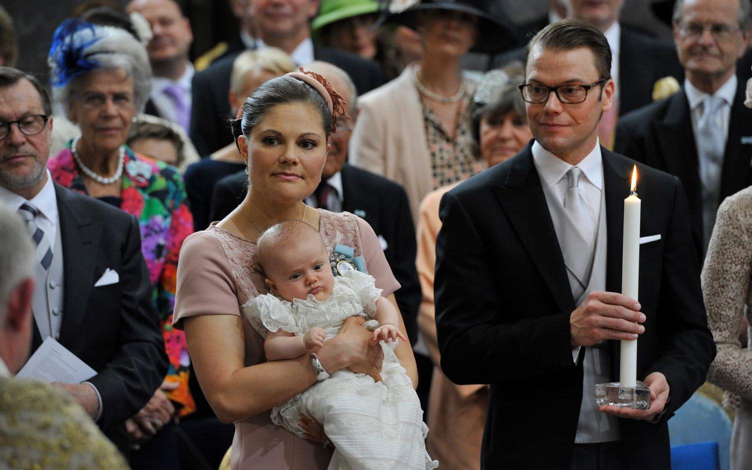 Kronprinsessan Victoria och prins Daniel med prinsessan Estelle vid dopceremonin i Slottskyrkan 2012.