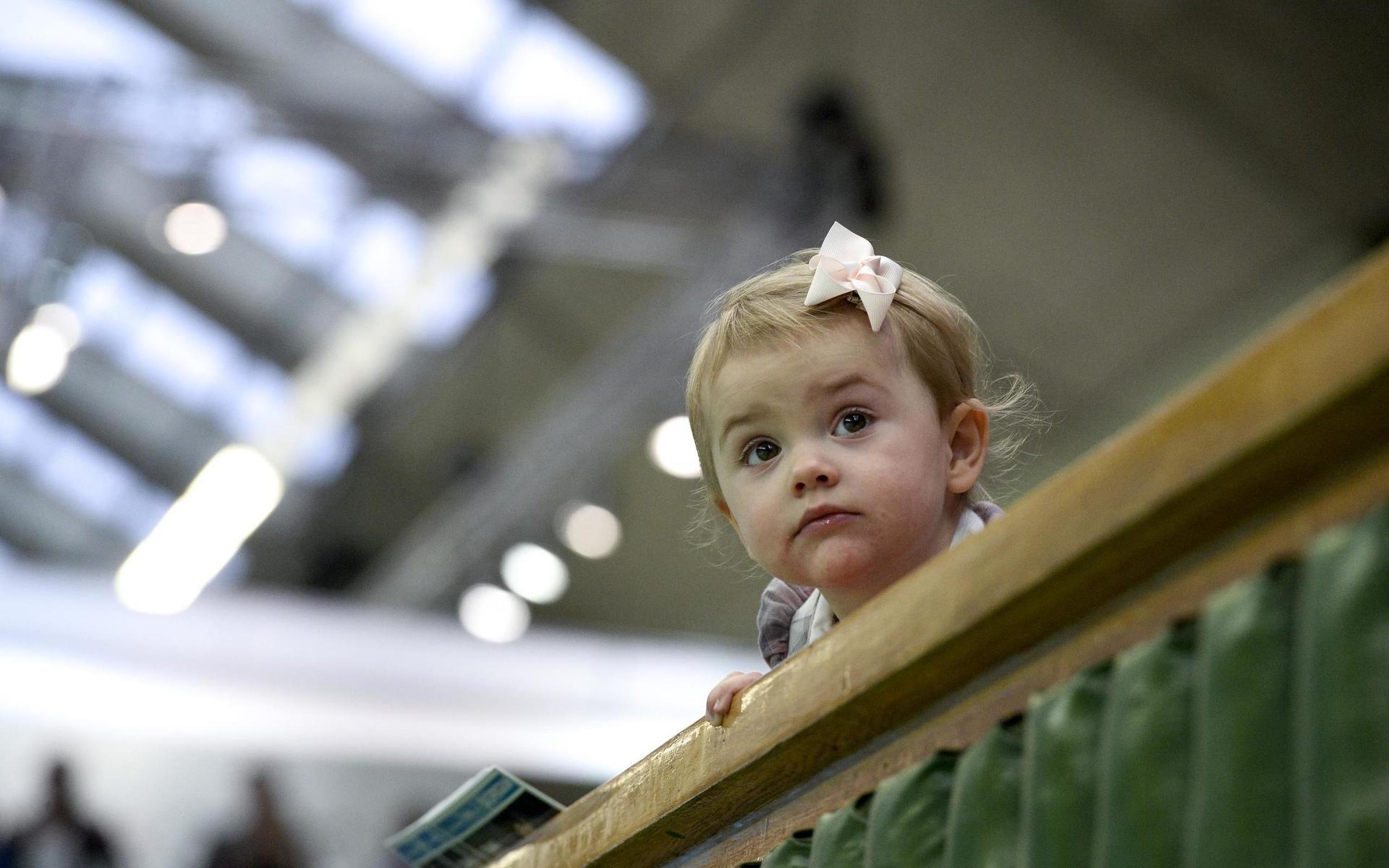 Prinsessan Estelle på plats i Kungliga tennishallen för att kika på tennisturneringen Stockholm Open 2014. Oklart vem den då 2-åriga prinsessan hejade på.