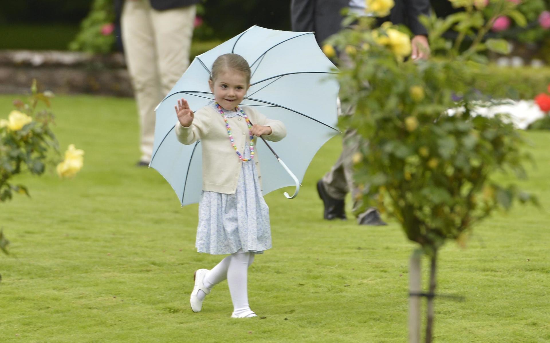 Den framtida drottningen passar på att stila med ett paraply på kronprinsessans födelsedag 2015.