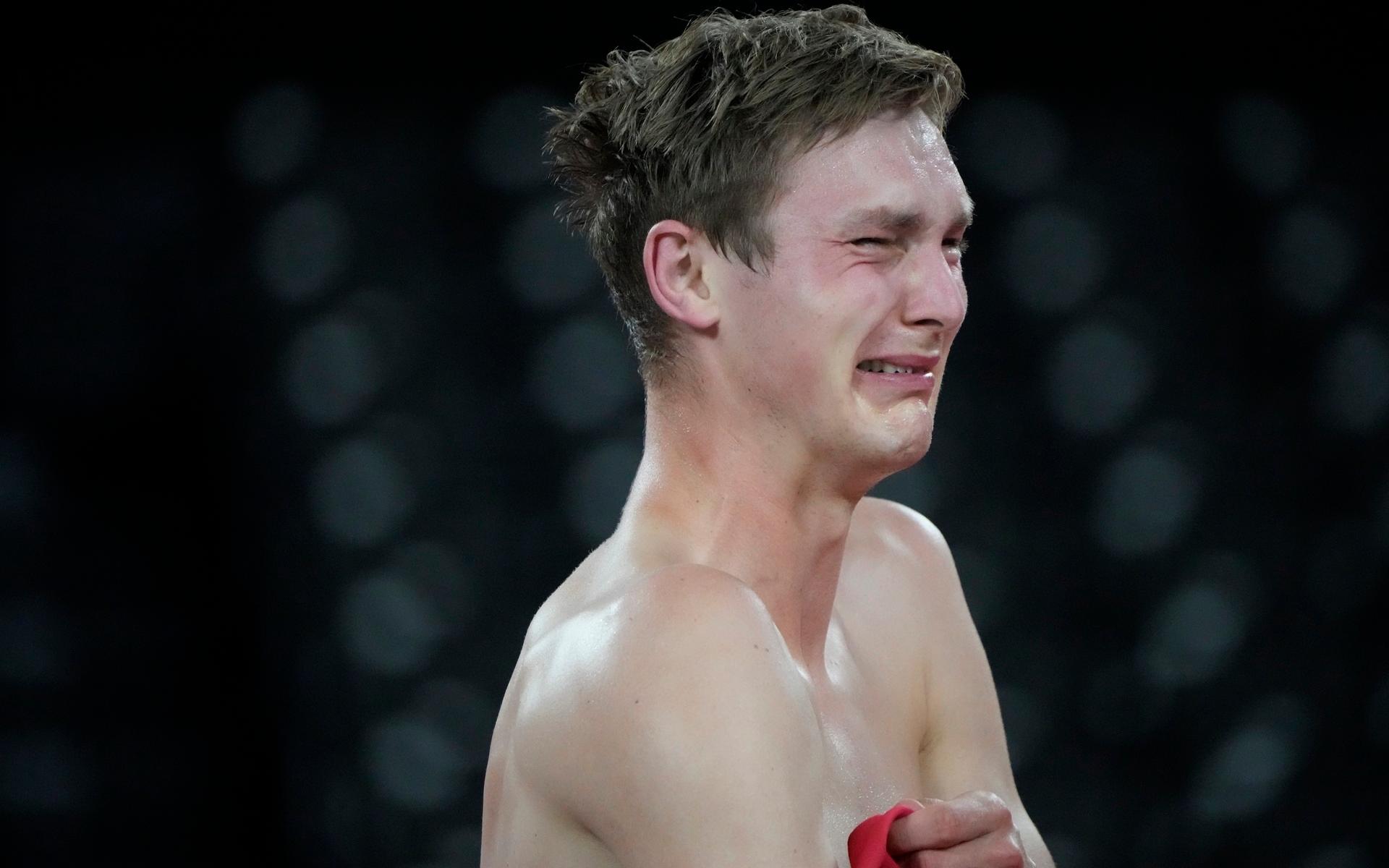 Danske Victor Axelsen kunde inte hålla tillbaka tårarna efter OS-guldet i badminton, herrar, singel.