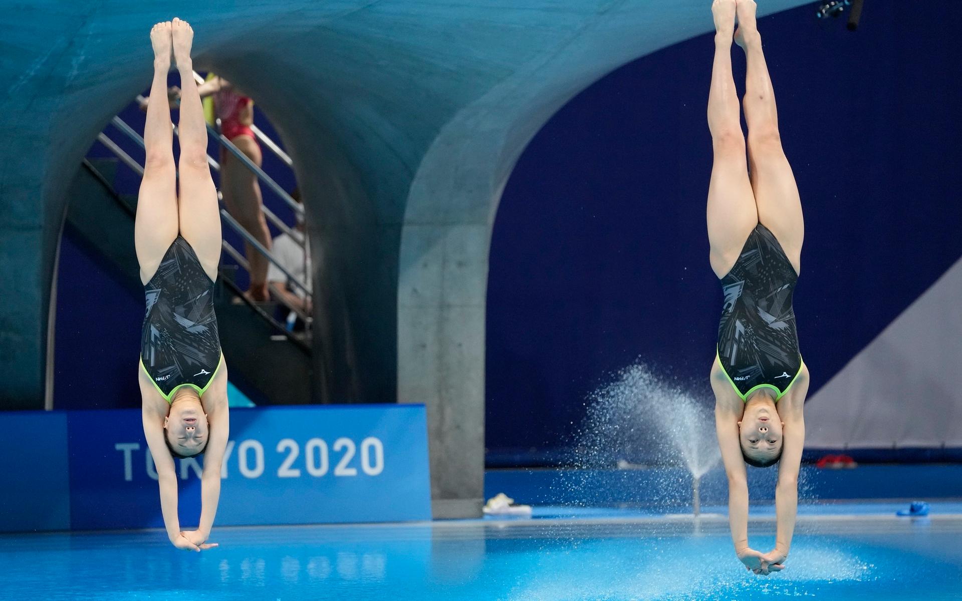 Haruka Enomoto och Hazuki Miyamoto för Japans beräkning i finalen av den synkroniserade simhoppningen, tre meter. 