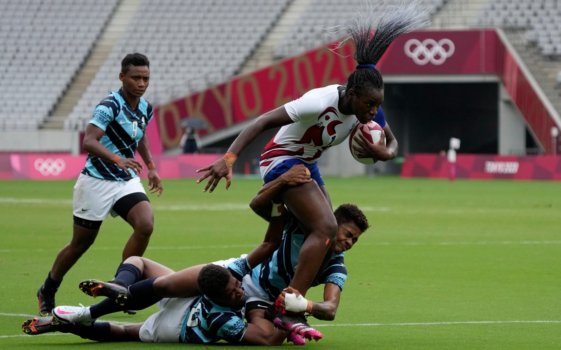 Frankrikes Seraphine Okemba jagas och tacklas av Fiji-spelare.