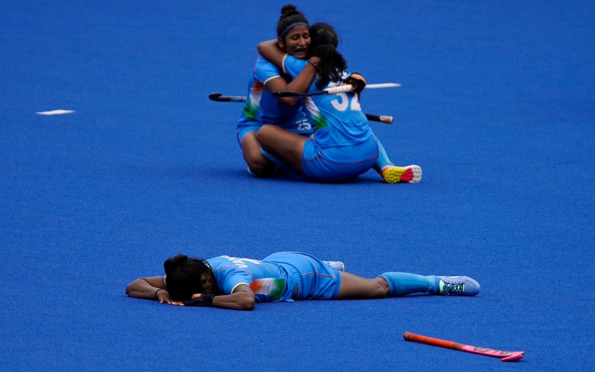 De indiska damerna firar efter en vinst mot Australien i landhockey.