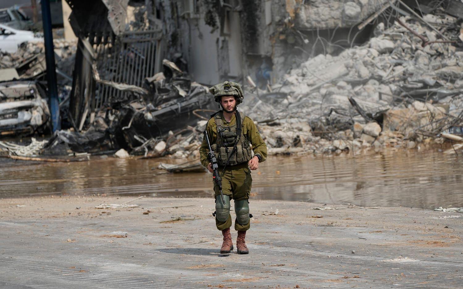 En israelisk soldat utanför en polisstation i Sderot som Hamas stormade i lördags.