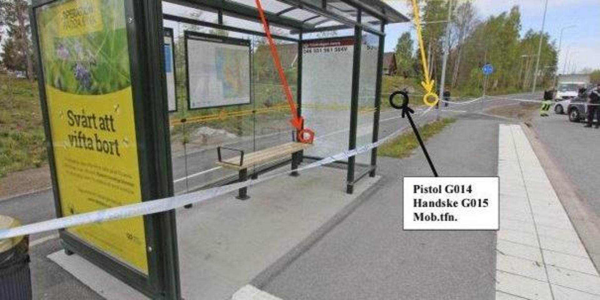 I maj förra året blev en man skjuten när han väntade på bussen i Järfälla. En 16-årig pojke dömdes senare för mordförsöket, enligt tingsrätten hade han anlitats att utföra mordet.