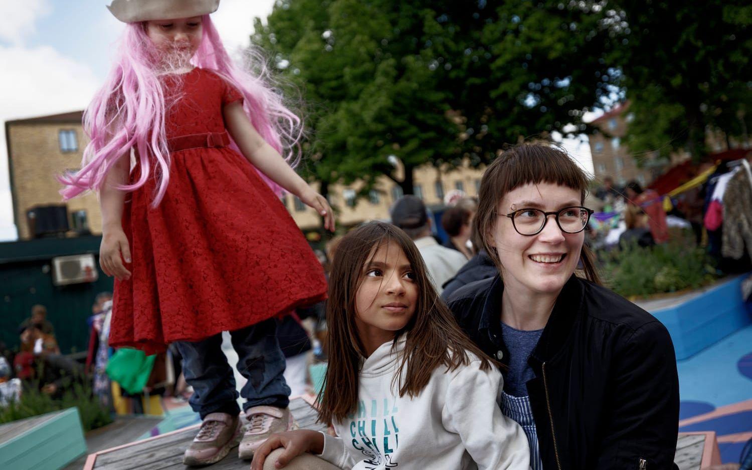 Maja Risberg, 35 år, med barnen Rut, 4 år, och Signe, 8 år, från Mölndal, har just kommit och ser fram emot att leta fynd. ”Det är roligt att det är så mycket folk. Och tråkigt att man inte hinner kolla på allt”, säger hon.