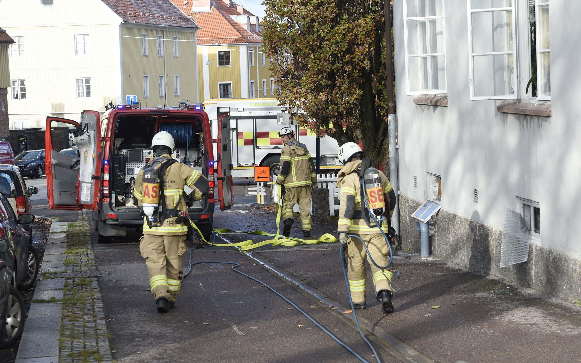 En fullt utvecklad brand i ett landshövdingehus i närheten av Redbergsplatsen bekämpas av räddningstjänsten. 