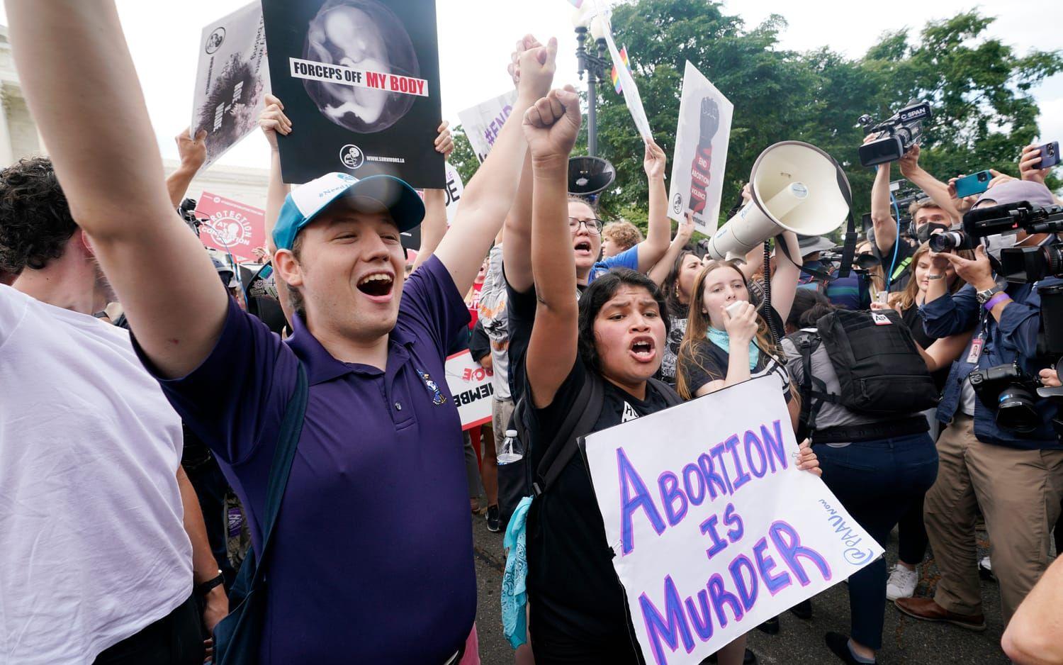 Abortmotståndare firar utanför högsta domstolen i Washington efter att HD meddelat sitt beslut.