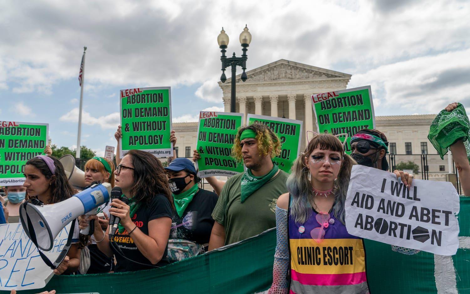 Utanför USA:s högsta domstol fanns även många som demonstrerade till stöd för aborträtten.