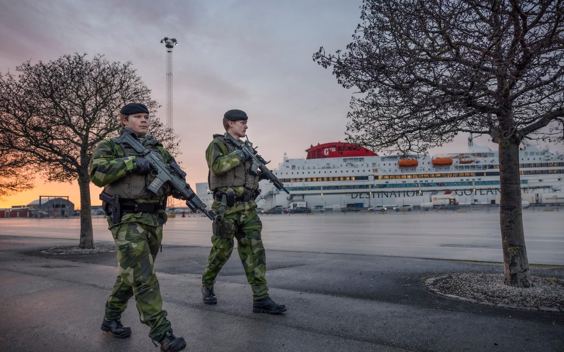 Med anledning det höga tonläget mellan Ryssland och Nato och mobiliseringen av trupper vid Ukraina ökade svenska militären sin synliga verksamhet på Gotland. Här patruller de i hamnen i Visby.