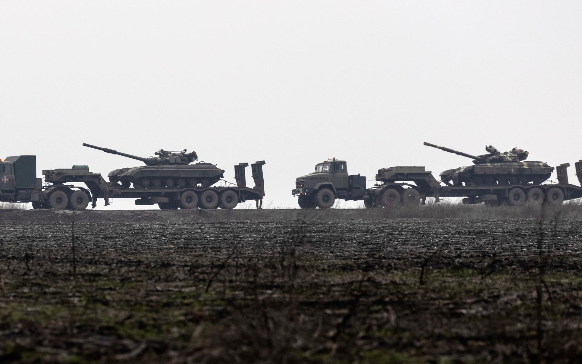 Ukrainska militärfordon transporteras mot Luhansk vid den rysk-ukrainska gränsen.