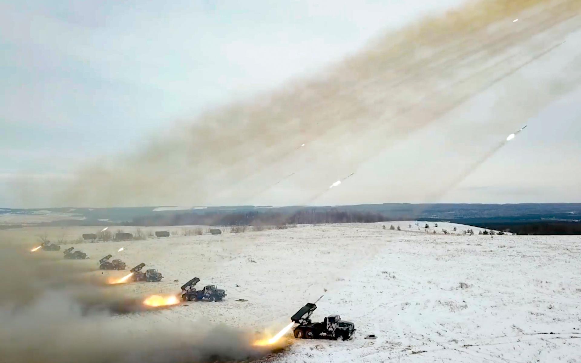 En bild som släppts av ryska försvarsdepartementet visar en militärövning i Ryssland i mitten av december.