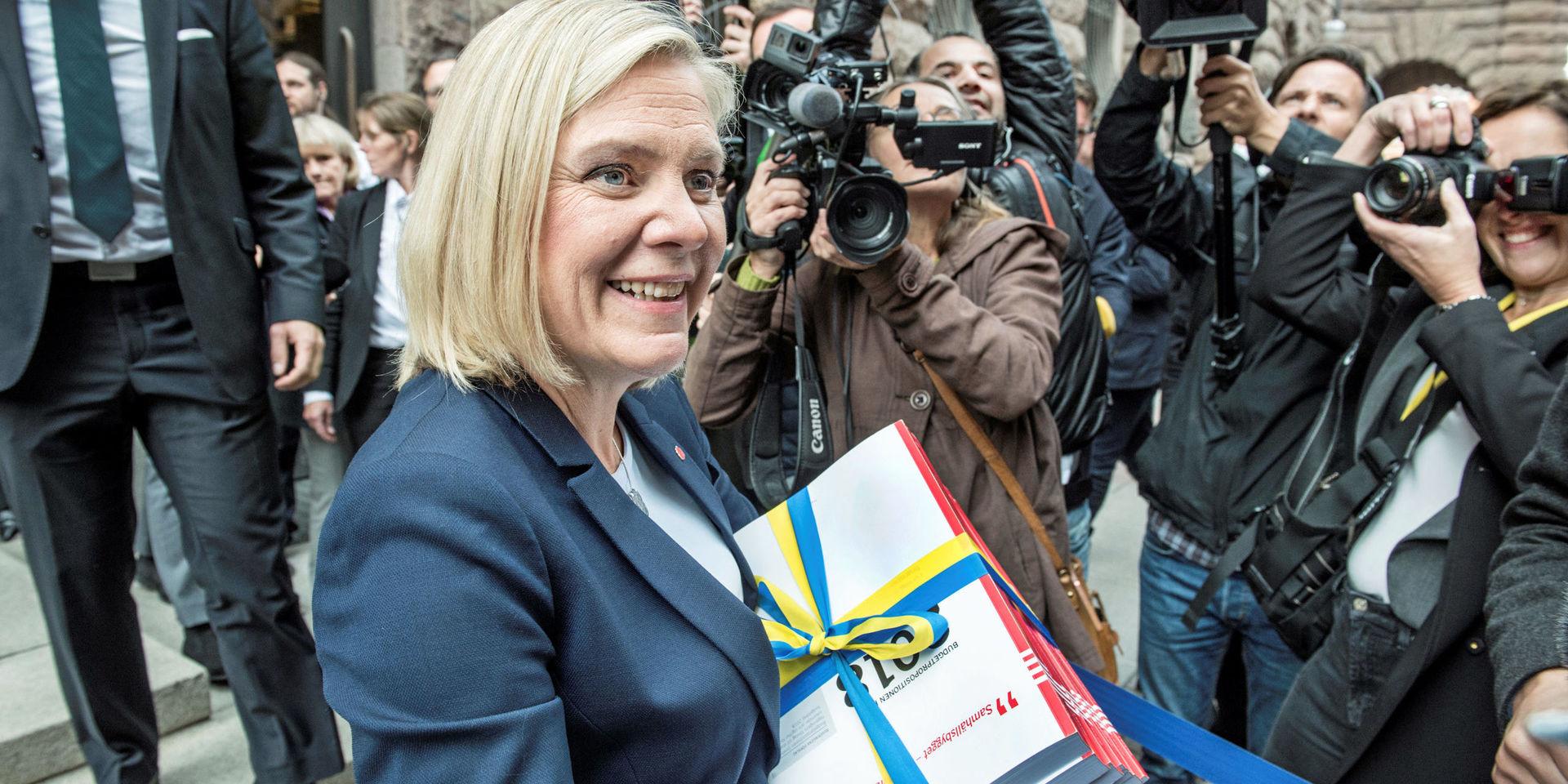 Finansminister Magdalena Andersson (S) omgiven av fotografer under den klassiska budgetpromenaden.