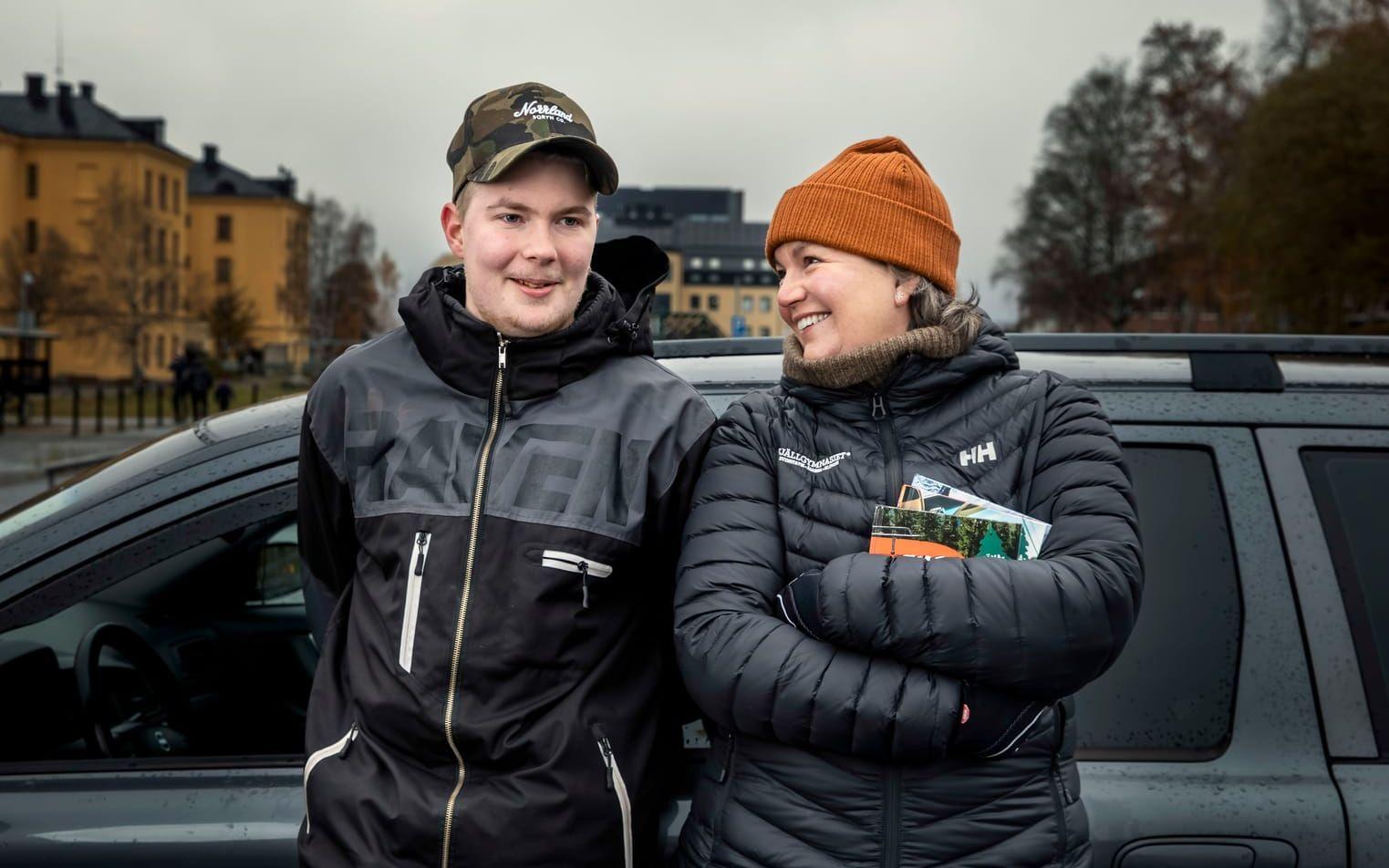 'Det kan vara kul att läsa lite då och då', säger Elias Englsperger, 18 år, som tidigare ogärna öppnade en bok. Specialläraren Kristina Göransson drog in honom och 24 andra ungdomar i Epa Book Club.
