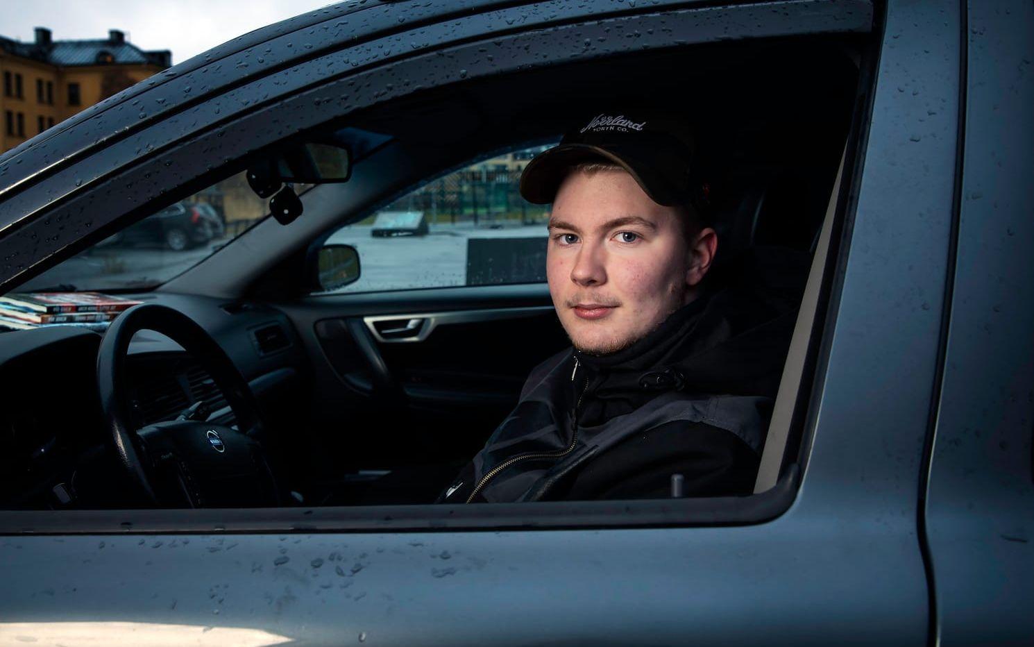 Elias Englsperger tycker att han fått mer hjälp med läsningen i Epa Book Club än vad han fick i grundskolan. På instrumentbrädan ligger några av Pär Sahlins böcker i serien om ett gäng epaungdomar.