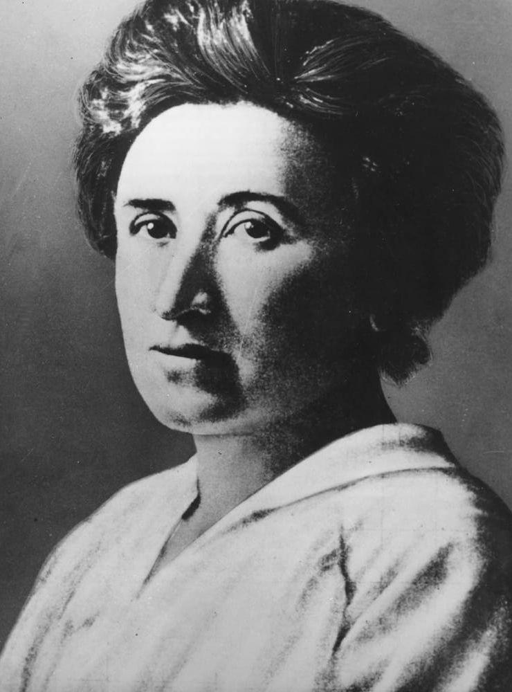Rosa Luxemburg föddes i Polen men fick av politiska skäl fly till Schweiz. Hon ingick senare skenäktenskap för att kunna bli tysk medborgare. 