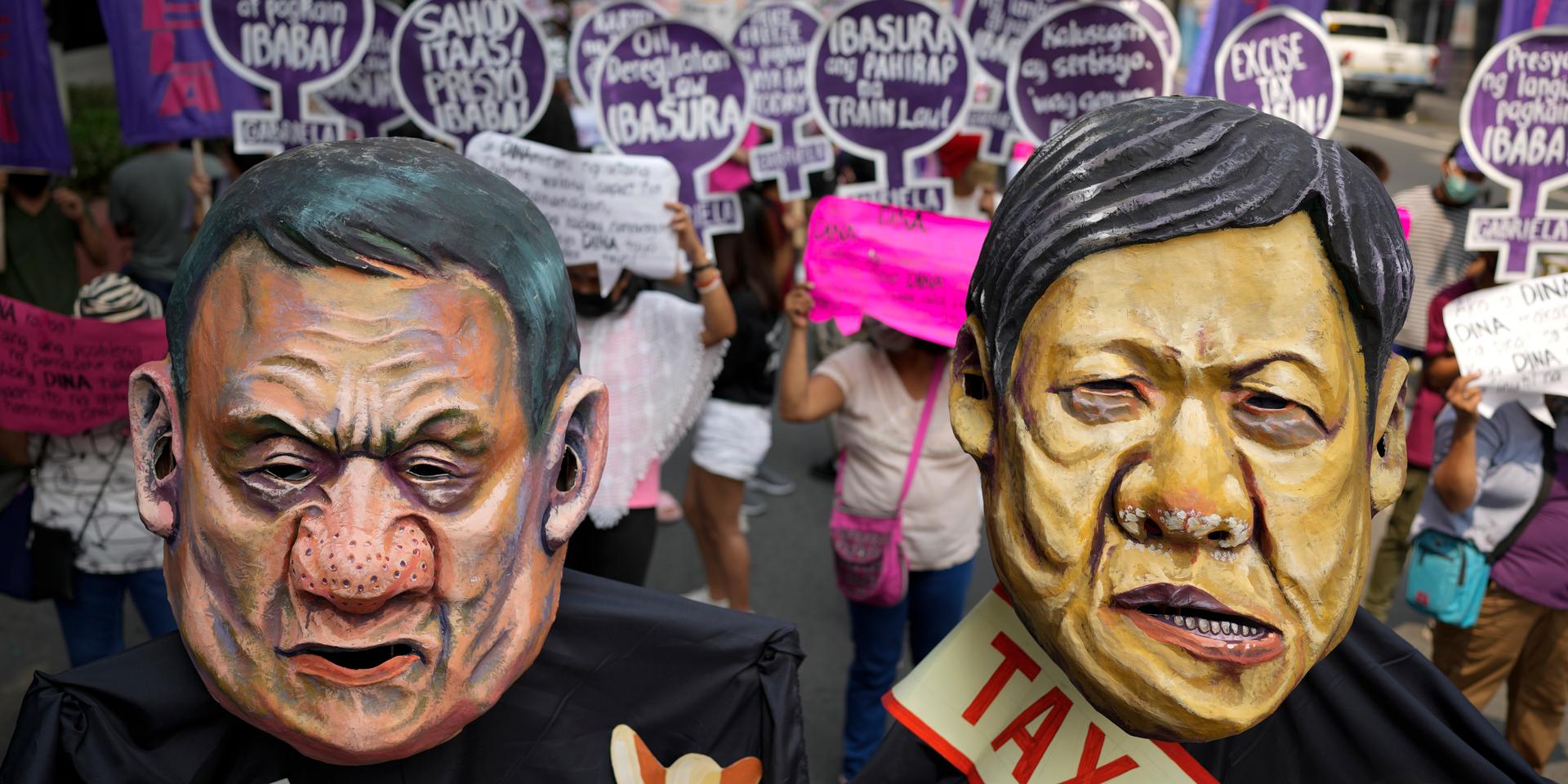 Känslorna svallar i den filippinska politiken inför valet i maj. Dessa figurer föreställer Rodrigo Duterte och Ferdinand 'Bongbong' Marcos, i en demonstration i Manila på kvinnodagen för några veckor sedan.