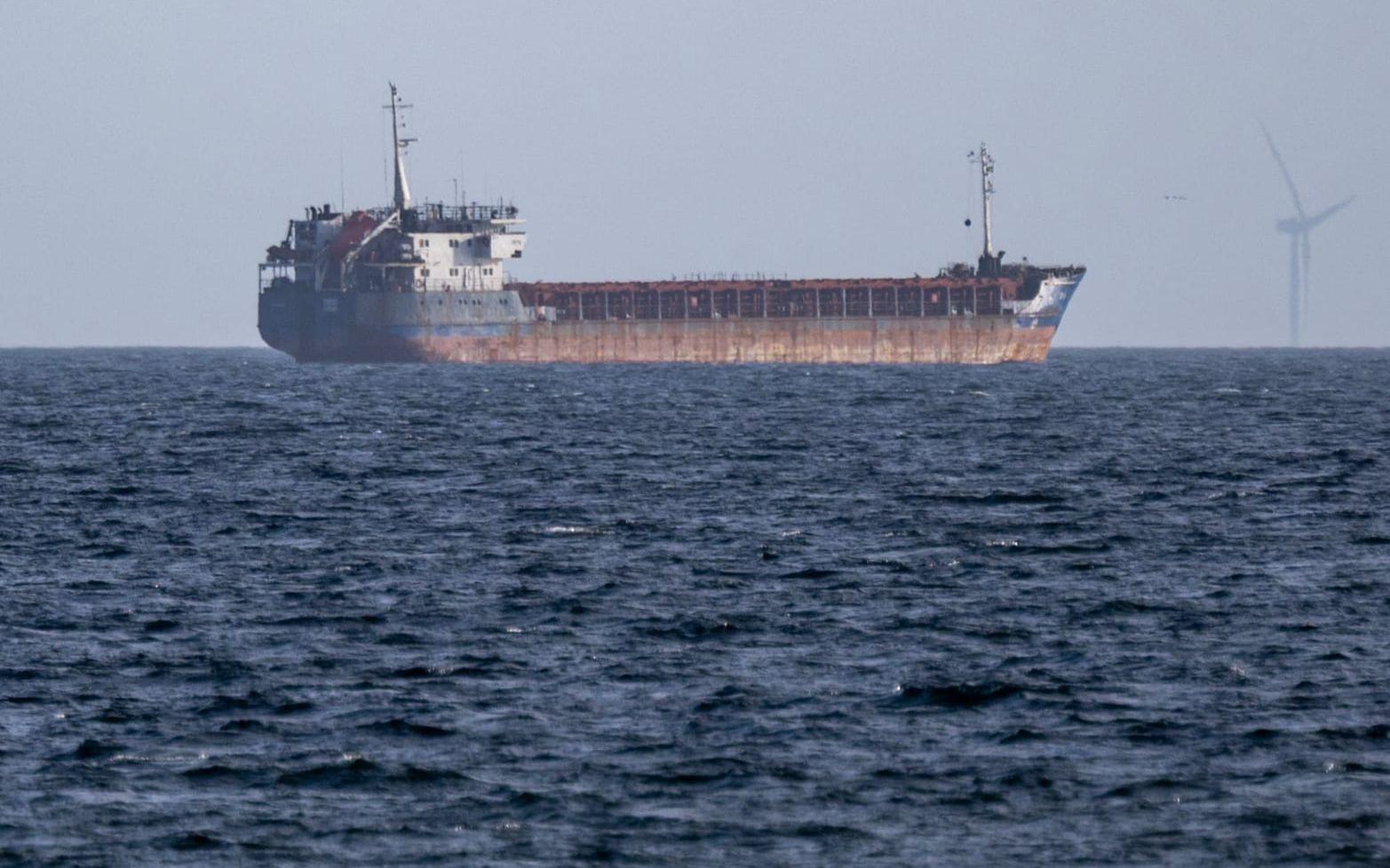 Bulkfartyget Caffa ankrat utanför Trelleborg i slutet på mars. 