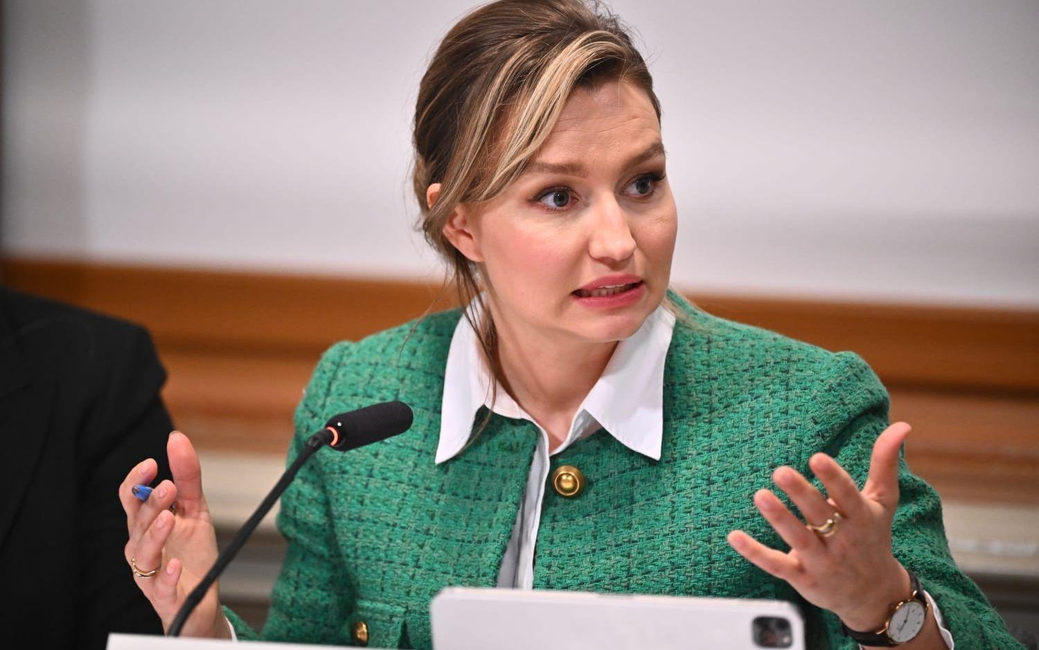 Konstitutionsutskottet frågar ut energi- och näringsminister Ebba Busch (KD) kring beredningen av lagförslag om sekretess i ärenden om elstöd.