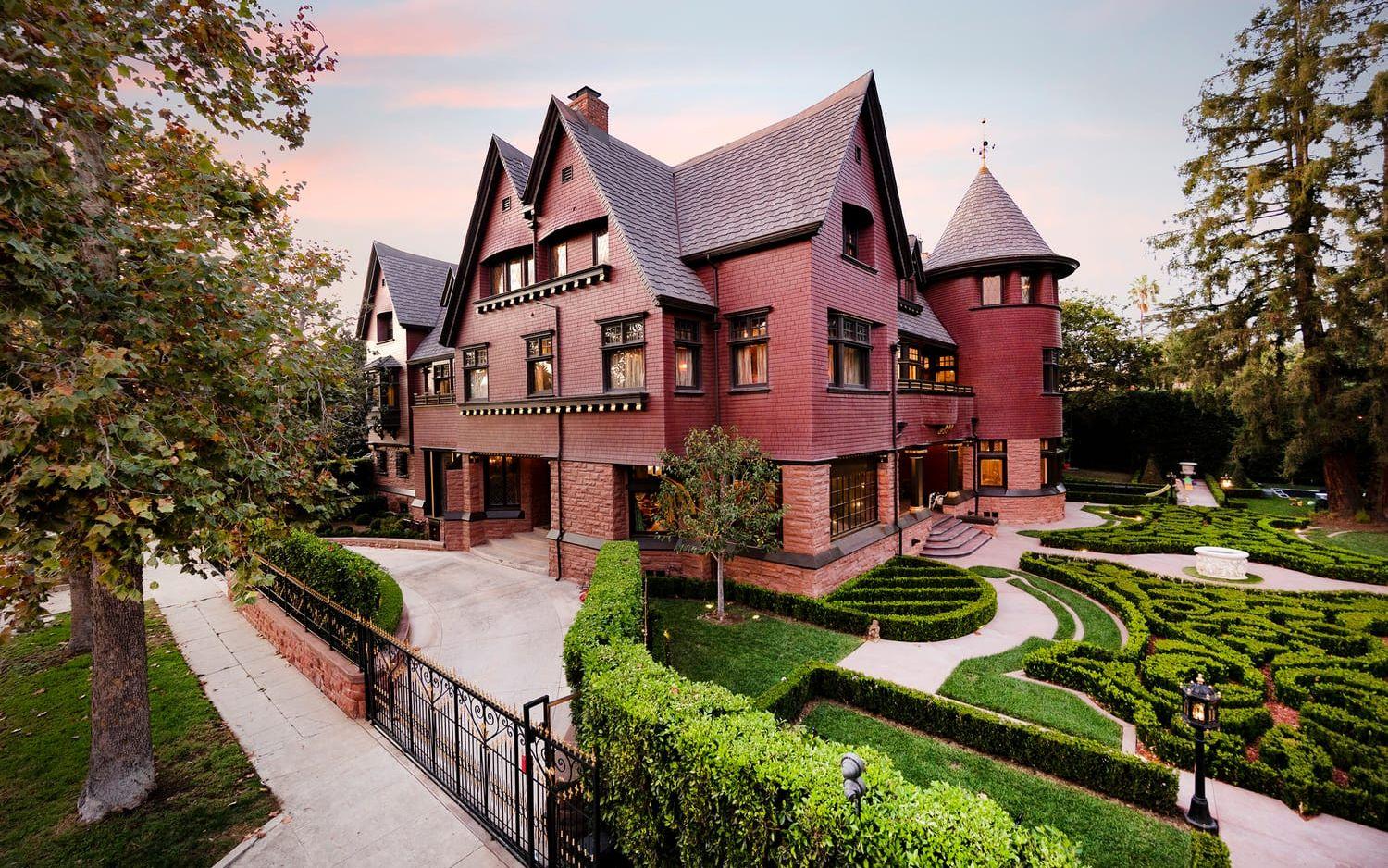 2016 köpte Kat Von D sitt 1800-tals hus i Windsor Square, Los Angeles.