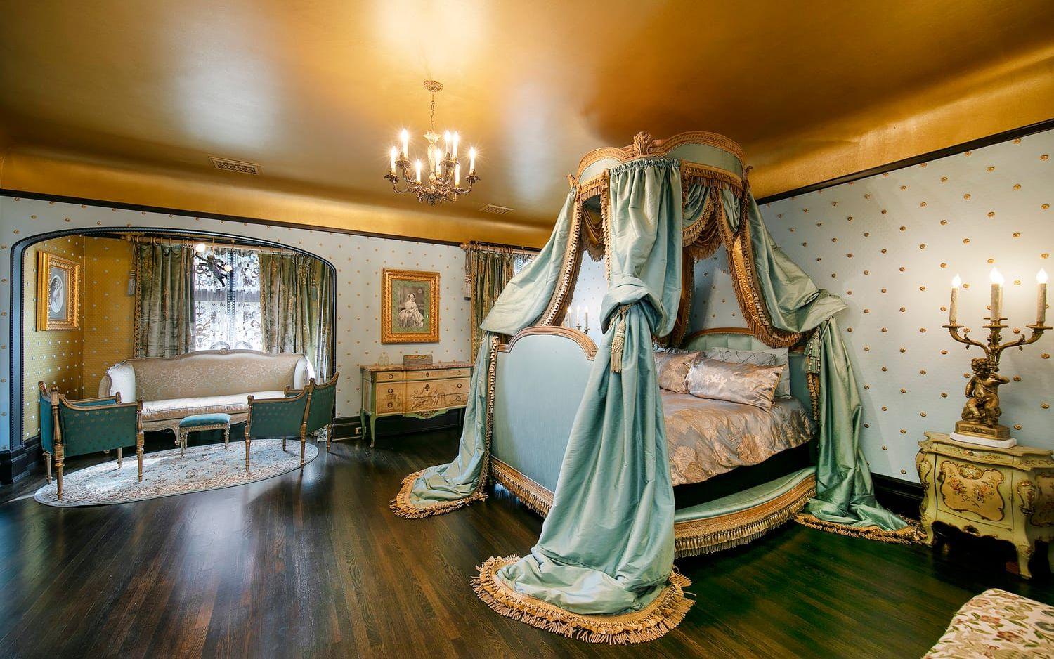 Det här sovrummet skulle lika väl kunnat legat i kungligt slottet i Versailles.