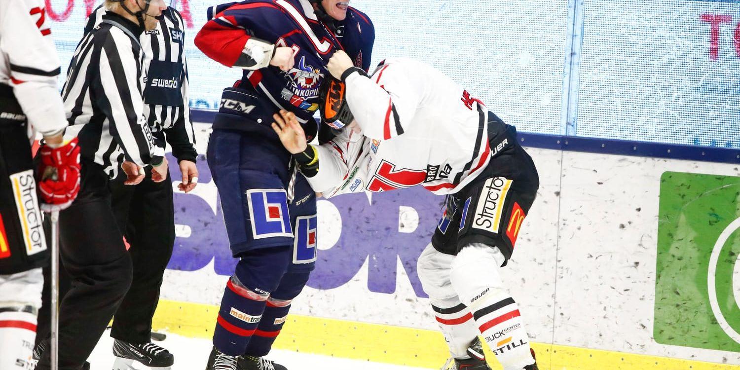 Linköpings Emil Sylvegård och Örebros Alexander Hellström pucklar på varandra. När de handgripligen rett ut sina meningsskiljaktigheter fick båda matchstraff.