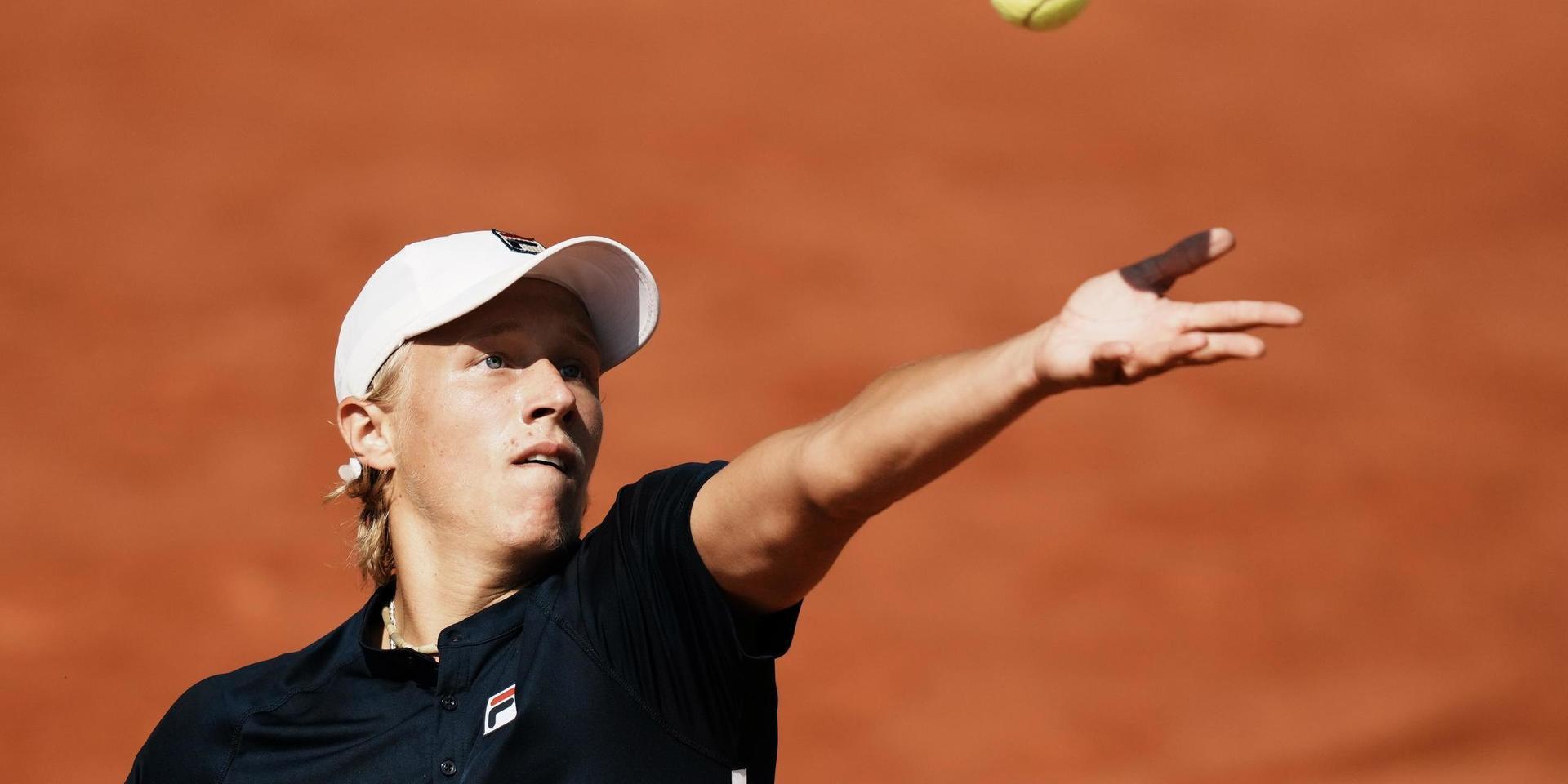 Leo Borg servar på Roland Garros i Paris under Franska öppna tidigare i år.