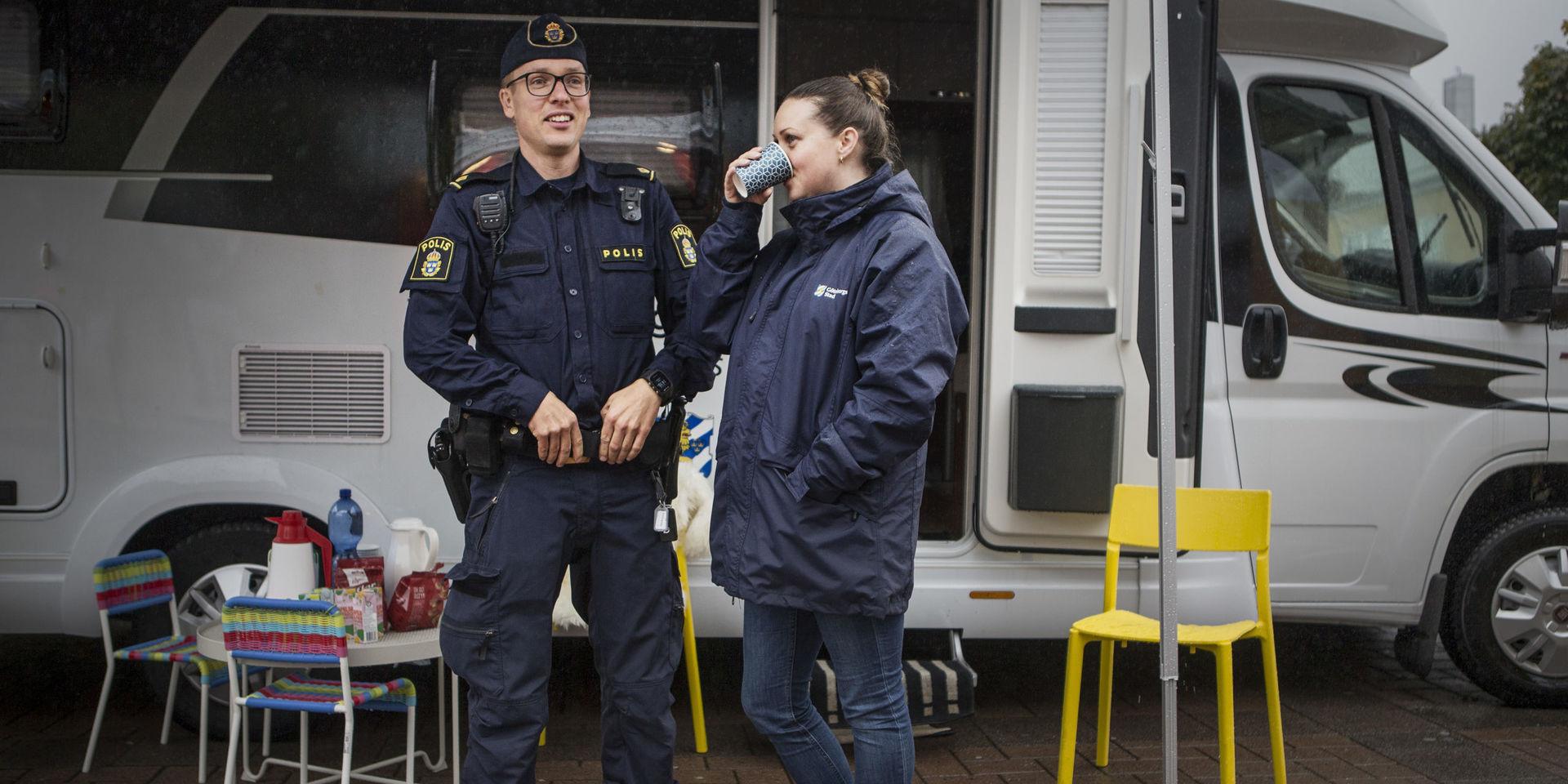 Kommunpolis Daniel Johnsson och trygghetssamordnare Lovisa Trell hade en lugn dag på Torslanda torg under fredagen där de ställt sig för att möta allmänhetens oro. 