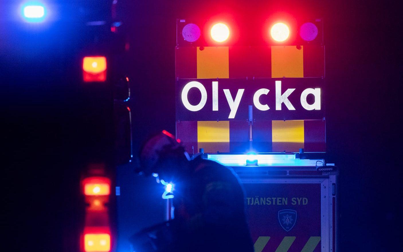 En person har förts till sjukhus med ambulanshelikopter efter en frontalkollision. Arkivbild.