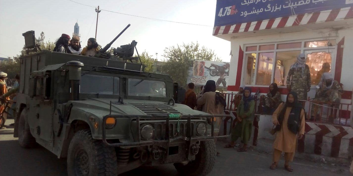 Talibaner står framför en checkpoint i Kunduz city i norra Afghanistan. 