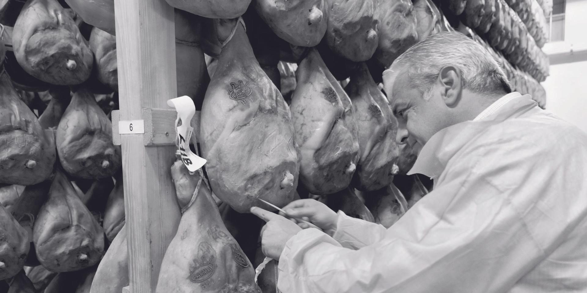 Stefano Borchini, ägare till parmaskinktillverkaren Slega i byn Langhirano, kontrollerar att köttet håller yppersta kvalitet.
