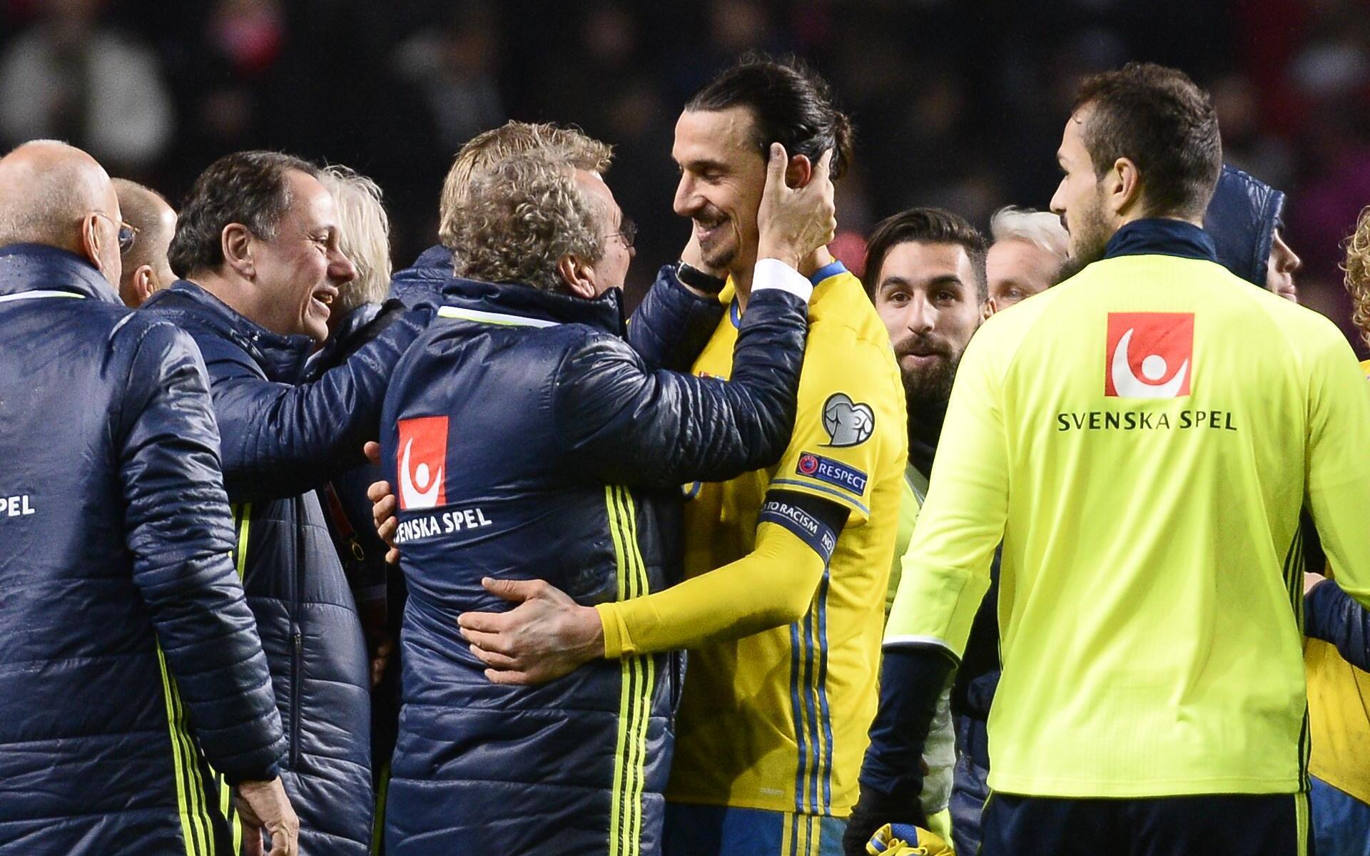 Erik Hamrén klappar om Zlatan Ibrahimovic efter play off-matchen till EM i Köpenhamn 2015. Matchen slutade 2–2 vilket tog Sverige till mästerskapet. Arkivbild.