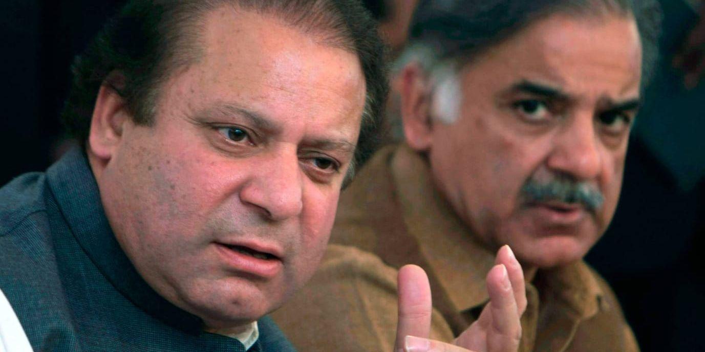 Pakistans nu avgångne premiärminister Nawaz Sharif, i förgrunden, och hans bror Shahbaz Sharif som på sikt kan komma att efterträda honom. Arkivbild.