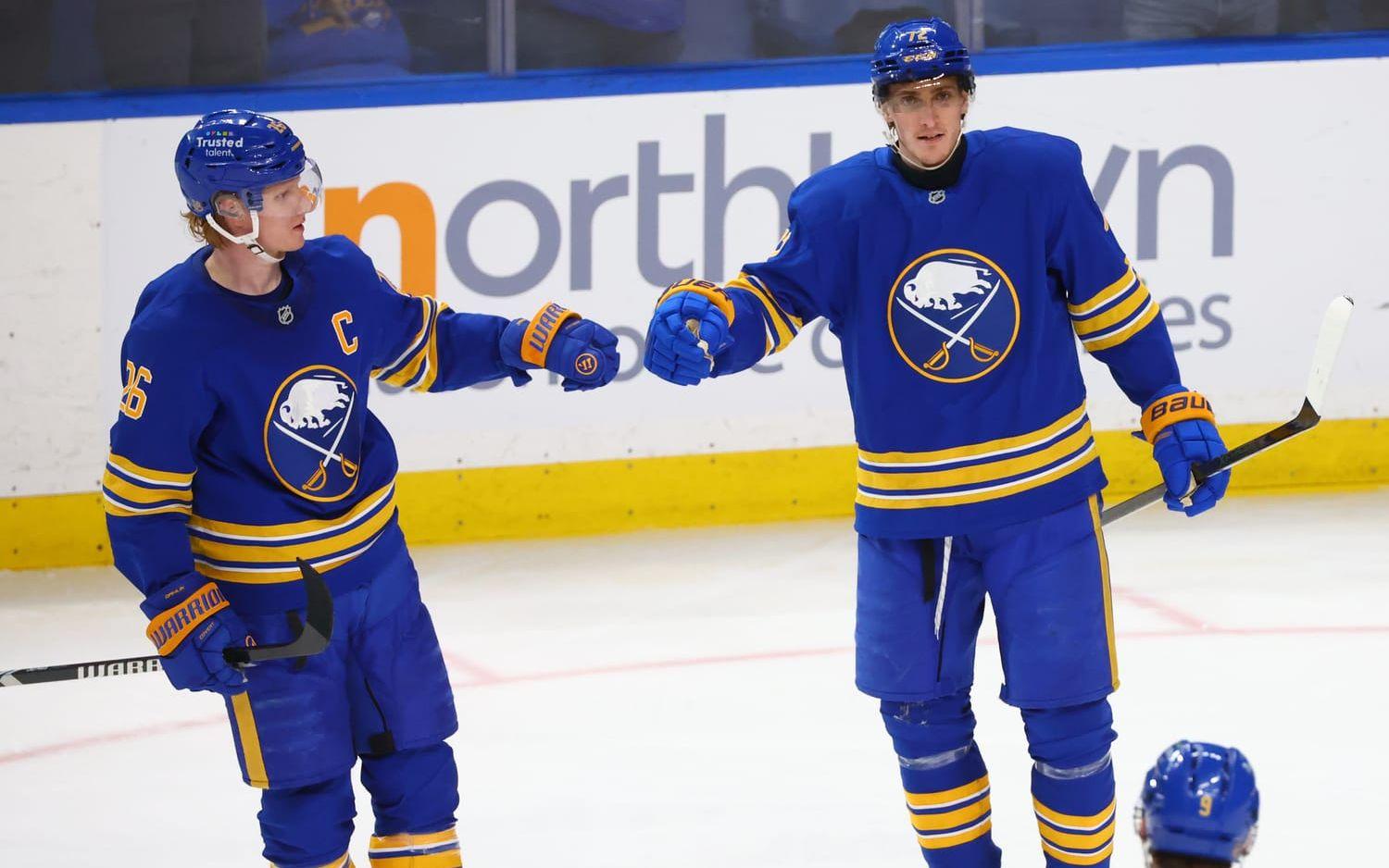 Buffalos Tage Thompson (till höger) tillsammans med Rasmus Dahlin (vänster). Arkivbild.