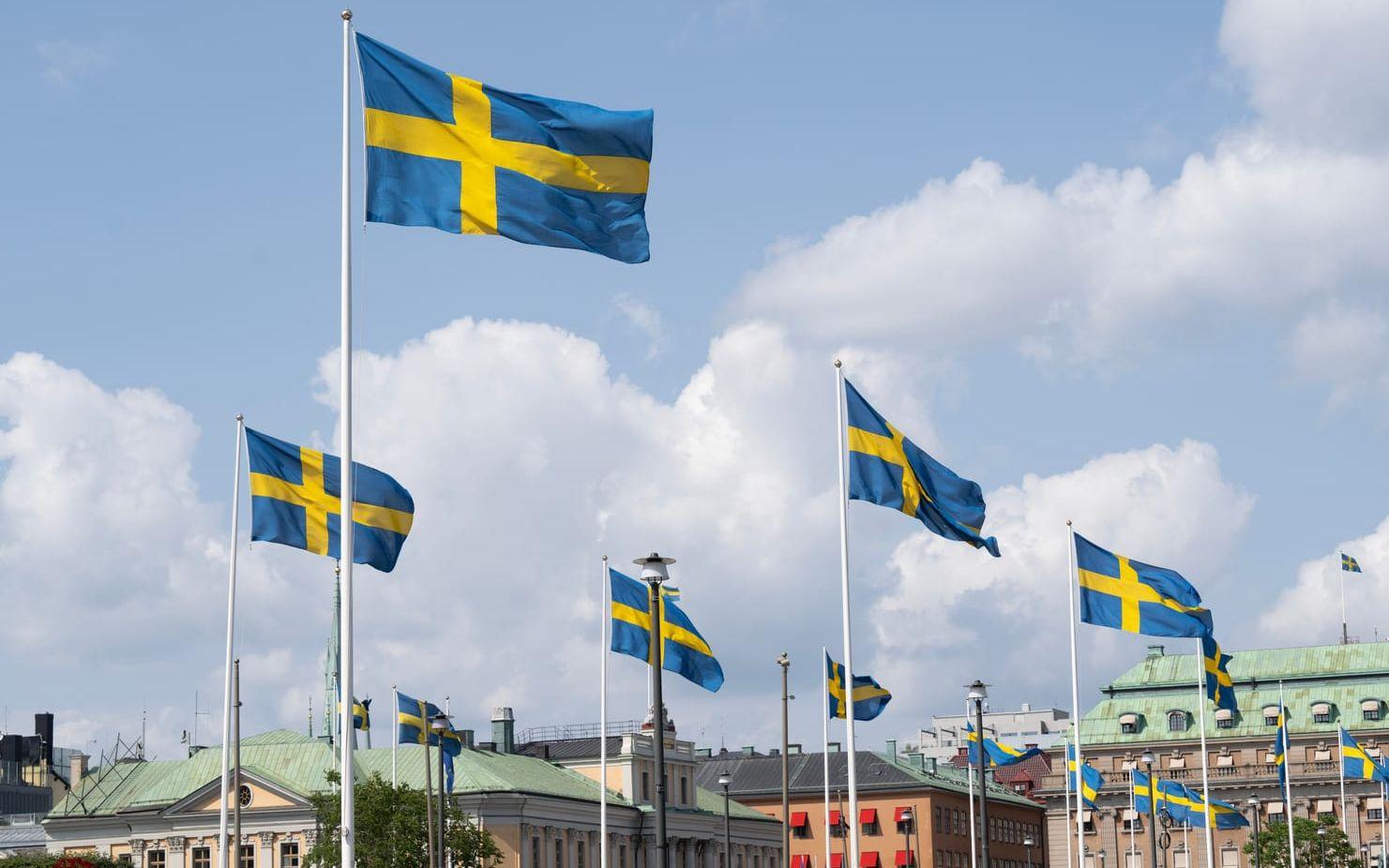 Svenska flaggor fladdrar i vinden i centrala Stockholm. Arkivbild. 